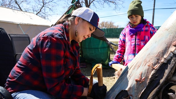 first-nations-craftspeople-gather-to-showcase-skills,-share-traditional-knowledge-in-winnipeg