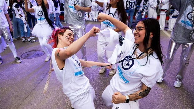 winnipeg-jets-fans-feel-safe-at-first-whiteout-street-party-since-tragedy-in-vancouver