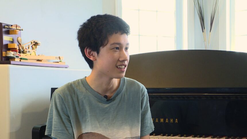 missing-three-fingers,-this-teen-musician-has-spent-years-mastering-the-piano