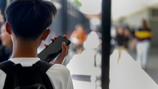 quebec-to-impose-full-ban-on-cellphones-in-schools