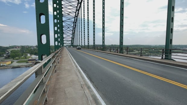 province-‘grasping-at-straws’-for-solutions-for-centennial-bridge,-residents-say