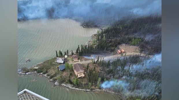 tataskweyak-wildfire-evacuees-in-thompson-‘meeting-place’-hoping-to-reconnect-with-family-all-over