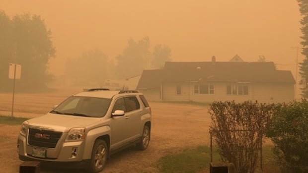 ‘this-fire-is-a-monster’:-mandatory-evacuation-order-issued-for-snow-lake,-man.,-amid-wildfire