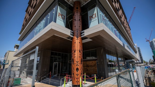 this-40-foot-serpent-sculpture-in-vancouver-is-a-reclamation-of-squamish-and-japanese-art