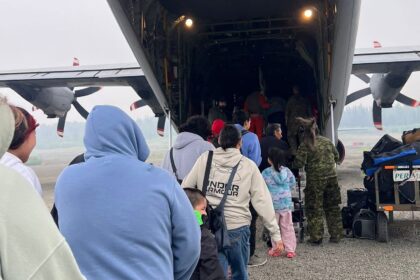 ottawa-sending-military-amid-northern-ontario-wildfire-evacuations