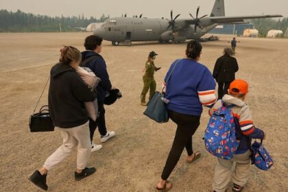 manitoba-calls-for-travellers-to-free-up-hotel-rooms-as-evacuee-tally-tops-21,000