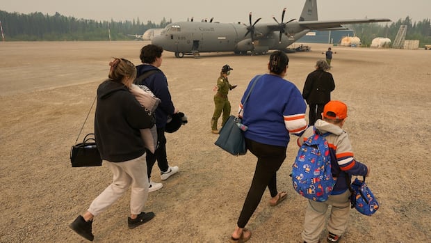 manitoba-calls-for-travellers-to-free-up-hotel-rooms-as-evacuee-tally-tops-21,000