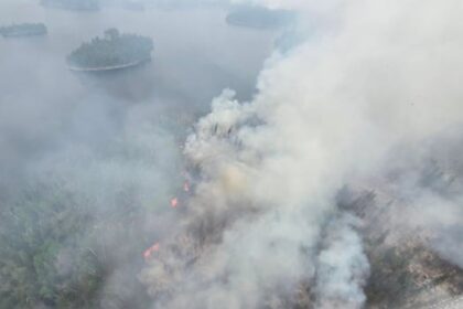 choppers,-dozers-and-railway-workers:-on-the-front-lines-of-the-manitoba-wildfire-fight
