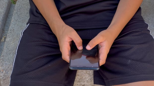 a-for-effort:-first-year-of-cellphone-bans-in-canadian-schools-gets-mostly-positive-marks