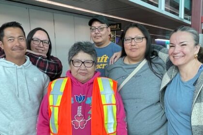 sandy-lake-first-nation-evacuations-continue,-hundreds-have-left-as-major-wildfire-burns-nearby