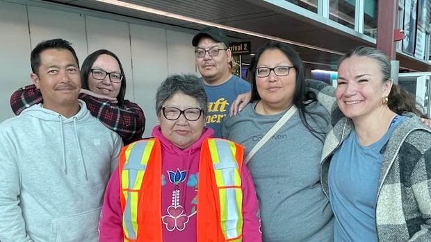 sandy-lake-first-nation-evacuations-continue,-hundreds-have-left-as-major-wildfire-burns-nearby