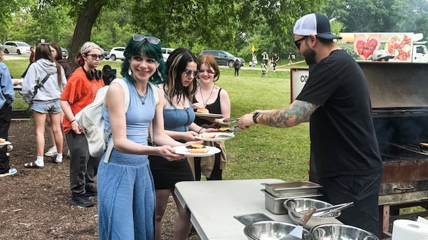 flin-flon-wildfire-evacuees-gather-at-assiniboine-park-for-barbecue