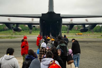 wildfire-near-sandy-lake-first-nation-a-‘sleeping-giant’-as-evacuation-flights-pause