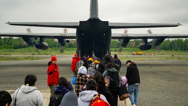 wildfire-near-sandy-lake-first-nation-a-‘sleeping-giant’-as-evacuation-flights-pause