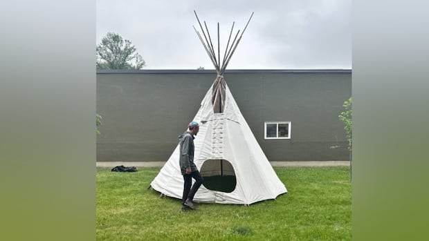 winnipeg-principal-‘dumbfounded’-after-4-metre-teepee-stolen-from-elementary-school’s-lawn