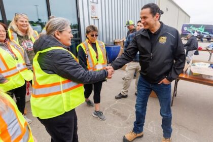 manitoba-premier-hints-at-using-emergency-powers-to-open-up-hotel-rooms-for-wildfire-evacuees