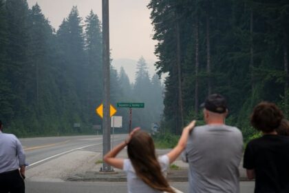 bc.-wildfire-service-expects-squamish-fire-held-soon,-as-residents-celebrate-rain