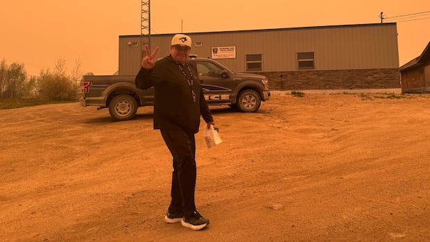 hundreds-of-wildfire-evacuees-from-webequie-first-nation-return-home-from-barrie,-ont.