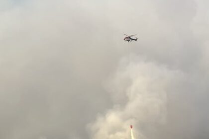 pilot-lands-helicopter-in-lake-after-it-loses-power-while-fighting-northwestern-ontario-wildfire