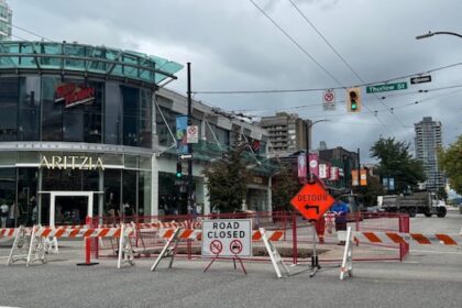 small-sinkhole-closes-stretch-of-vancouver’s-robson-street