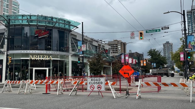 small-sinkhole-closes-stretch-of-vancouver’s-robson-street