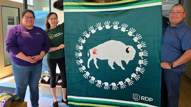 indigenous-grads-at-red-deer-polytechnic-surprised-with-gifts-by-student-services-staff