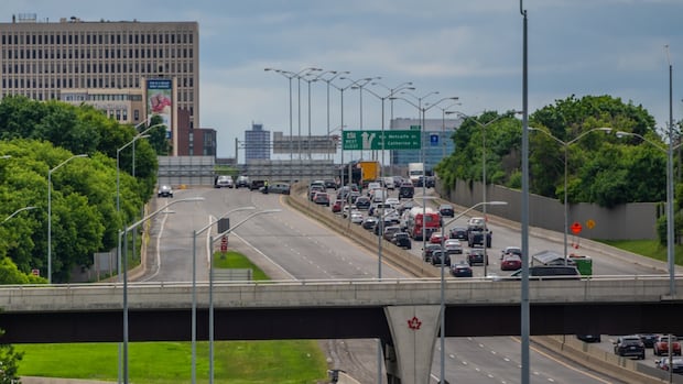 serious-crash-shuts-stretch-of-highway-417-during-rush-hour