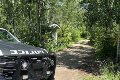 killer-at-large-after-double-homicide-in-lake-winnipeg-cottage-country:-rcmp