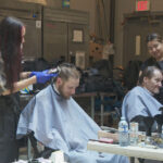 une-coupe-de-cheveux-gratuite-est-un-plaisir-simple-pour-les-personnes-autochtones-dans-la-rue