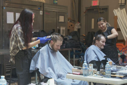 une-coupe-de-cheveux-gratuite-est-un-plaisir-simple-pour-les-personnes-autochtones-dans-la-rue