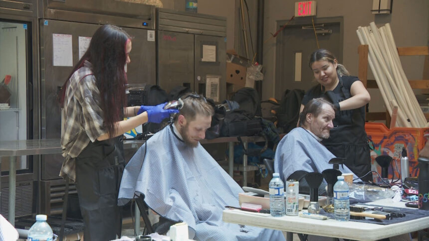 une-coupe-de-cheveux-gratuite-est-un-plaisir-simple-pour-les-personnes-autochtones-dans-la-rue