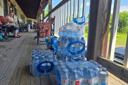 without-electricity-in-sweltering-heat,-a-dozen-fredericton-area-seniors-play-‘waiting-game’