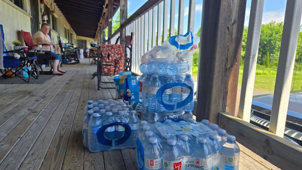without-electricity-in-sweltering-heat,-a-dozen-fredericton-area-seniors-play-‘waiting-game’