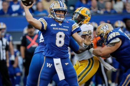 zach-collaros-does-it-all-for-unbeaten-blue-bombers-in-win-over-edmonton-elks