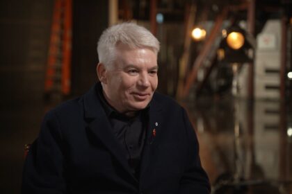 the-story-behind-mike-myers’s-snl-‘elbows-up’-moment