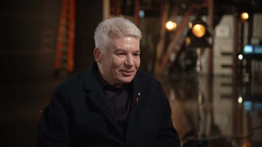 the-story-behind-mike-myers’s-snl-‘elbows-up’-moment