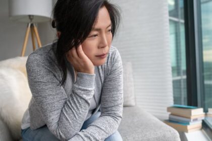 news-got-you-down?-counsellors-explain-why-doom-scrolling-is-so-easy-and-how-to-limit-it