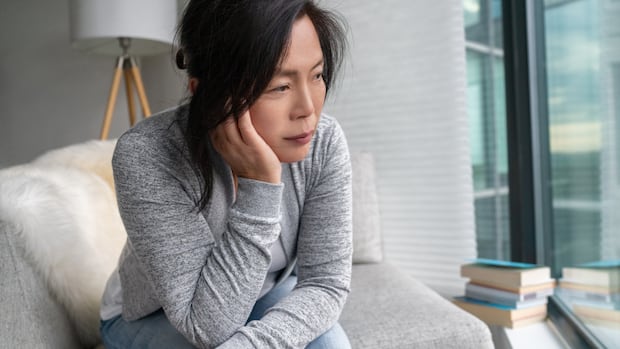 news-got-you-down?-counsellors-explain-why-doom-scrolling-is-so-easy-and-how-to-limit-it