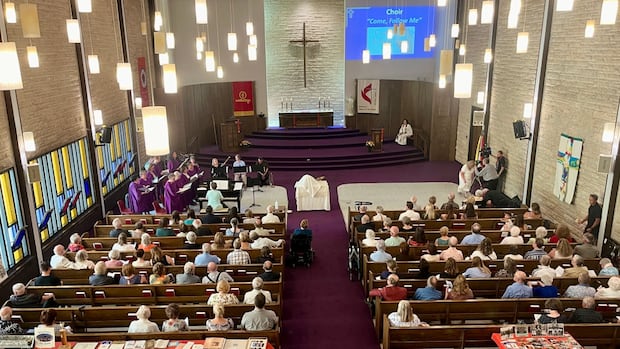 winnipeg-church-holds-final-service-before-donating-building-to-non-profit-started-by-congregation