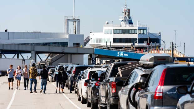 bc.-ferries-will-no-longer-allow-tow-trucks-with-non-operational-evs-on-board