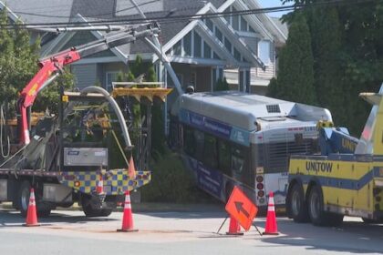 translink-bus-crashes-into-front-yard-of-surrey,-bc.,-home