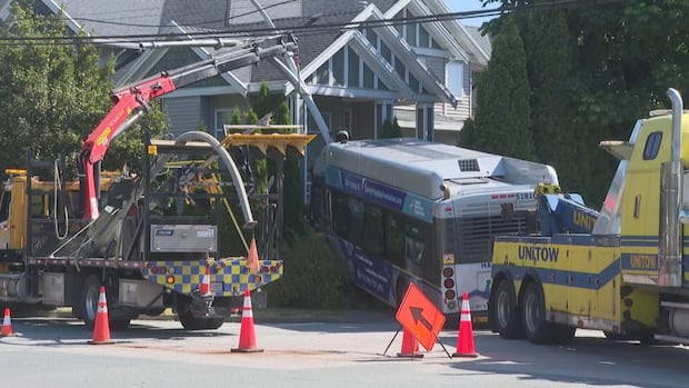 translink-bus-crashes-into-front-yard-of-surrey,-bc.,-home