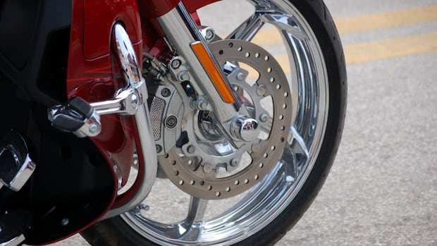 man,-29,-dead-after-motorcycle-crash-on-pembina-highway