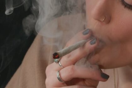 regular-cannabis-use-can-cause-a-serious-vomiting-syndrome.-should-people-be-warned?