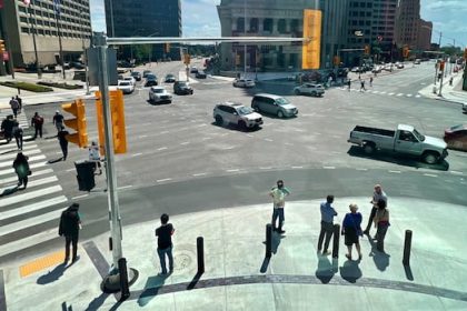 person-jumped-into-security-vehicle-to-escape-knife-wielding-man-at-portage-and-main:-police