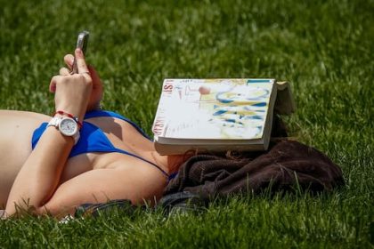 could-your-beach-reads-actually-be-therapeutic?-bibliotherapy-suggests-they-might