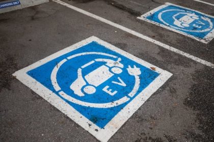 amid-tariffs-and-falling-sales,-is-canada’s-ev-mandate-doomed?