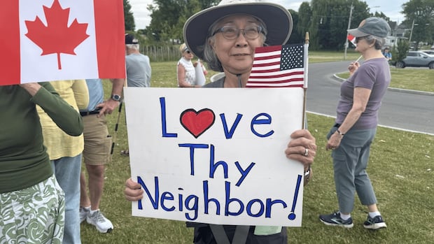 us.-border-city-residents-put-their-‘elbows-up’-for-canada-amid-trade-war