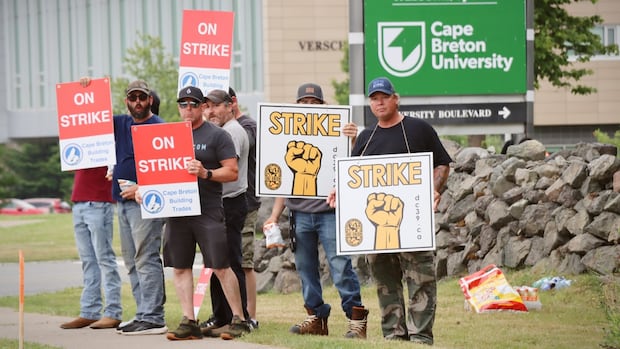 cape-breton-unionized-construction-workers-on-strike-to-restore-pandemic-concessions