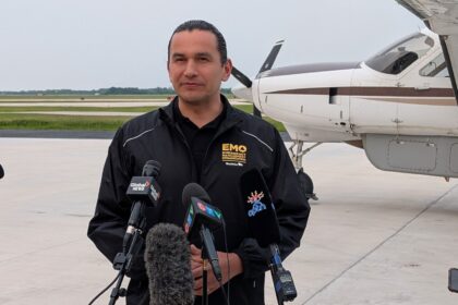 manitoba-renews-provincewide-emergency-order-as-wildfires-rage,-forcing-thousands-out